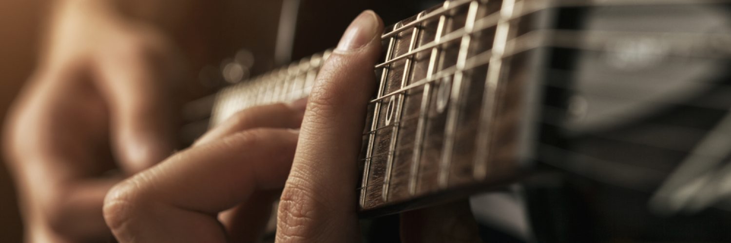 music-6-tips-merawat-senar-gitar